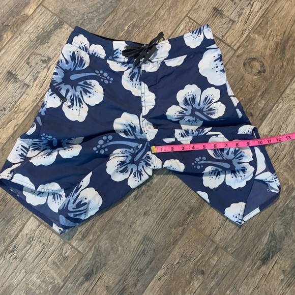 Men’s Blue and white Patagonia hibiscus print swim trunks #surfing #beach - Picture 4 of 5